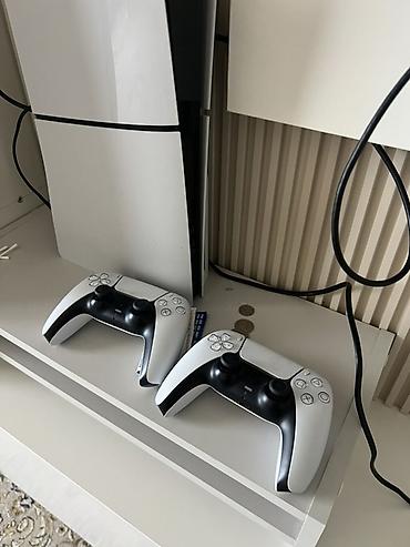 ps5 в аренду: Сдаю в аренду PS5 посуточно, доставка до вас бесплатная, в комплект — 2