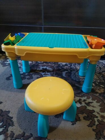 конструкторы липучки: Детский столик для конструктора небольшого размера.Есть небольшая