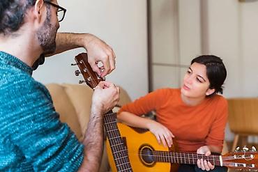 türkiy: 🎸 Gitara Kurslarına Qəbul Davam Edir! Gitara ifa etməyi peşəkar — 5