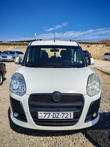 Bu ağ rəngli Fiat Doblo minivan, gündəlik istifadə və ya kiçik