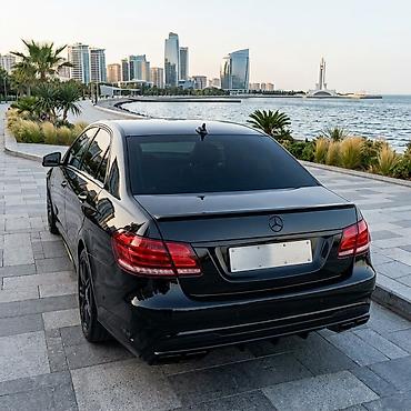 class: Mercedes-Benz E‑Class sedan – AMG paketli, qara rəngdə. Əsas — 4