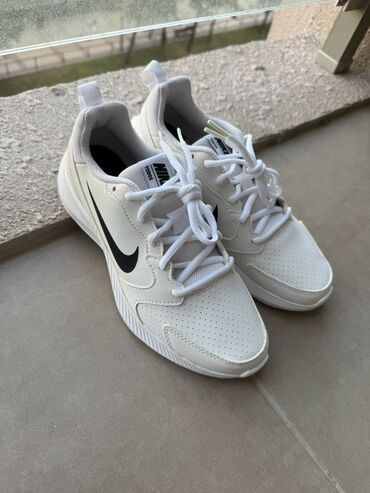 Krasofkalar və idman ayaqqabıları: Original Nike qadin idman ayaqqabıları. Gündəlik istifadə və idman