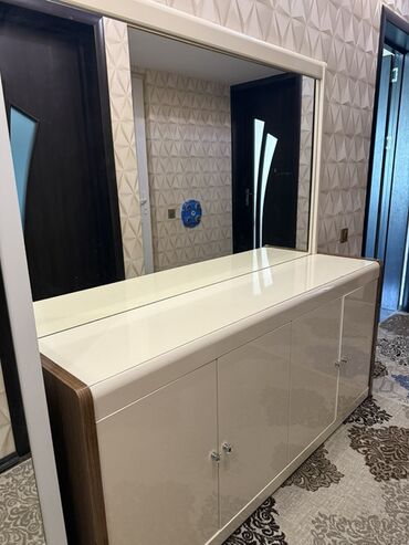 tek kamot: Ağ rəngdə, güzgülü, çoxfunksiyalı komod. Material mdf. Uzunlug 2 metr