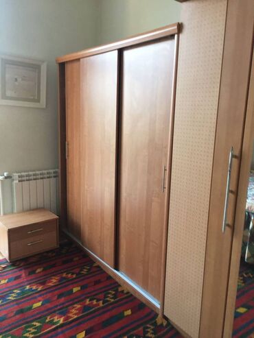 Uzunmüddətli kirayə mənzillər: Sahil metrosunun yaxınlığında 5 mertebeli binanın 4-cü mərtəbəsində — 6