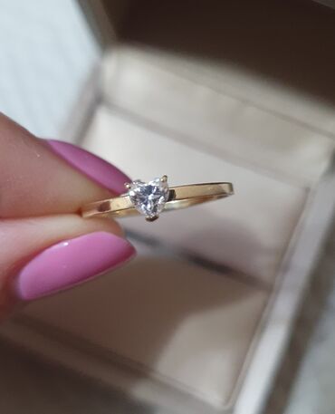женское кольцо 19 размер: Очень красивое золотое кольцо с муассанитом(замена бриллианта) от
