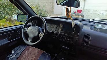 Jeep: Jeep Grand Cherokee (ZJ) – mavi rəngli, 4 qapılı SUV Xüsusiyyətlər: - — 9