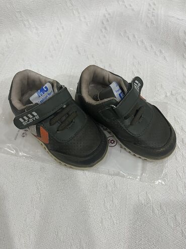 Детская обувь: Кроссовки б/уподошва грязная . Очень удобные 👍 Темно зеленый цвет