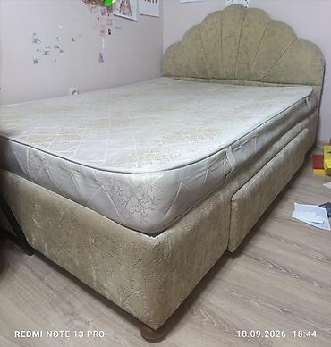мебел спалный: Двуспальная кровать с матрасом и высоким мягким изголовьем — 1