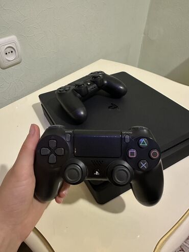 PS4 (Sony PlayStation 4): PS4 pro,2 джойстика.В хорошем состоянии
