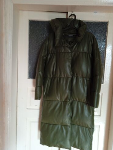длинное трикотажное платье с капюшоном: Длинное женское пуховик-пальто из эко-кожи, цвет хаки/оливковый. -