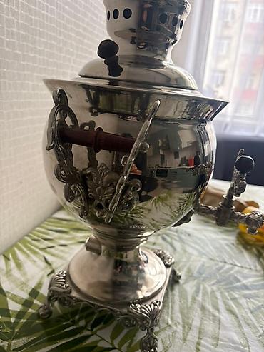 Qədim samovarlar: Klassik rus samovarı – dekorativ naxışlı metal gövdə və möhkəm ayaqlıq — 3