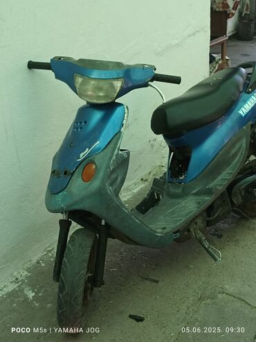 квадроцикл для 8 лет: Скутер Yamaha Jog, выполненный в сине-сером цвете. Удобен для
