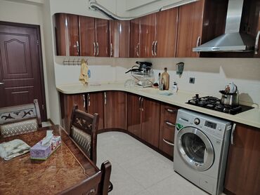 Otaqların uzunmüddətli kirayəsi: Salam. Səbail Rayon 20 ci sahədə jurnalist binasında 17 ci mərtəbənin — 9