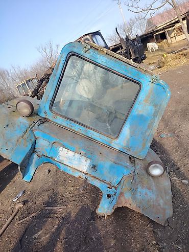 Digər kuzov detalları: Məhsul: Traktor kabini (köhnə model, mavi rəng) Təsvir: - Universal — 1