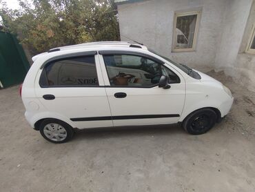самые дешёвые авто: Белый хэтчбек Daewoo Spark, отличающийся компактными размерами, что