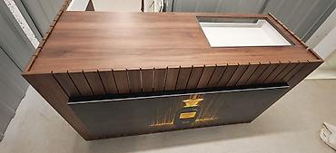 bež sofa: Luksuzan, moderan i funkcionalan prodajni pult sa vertikalnim — 6