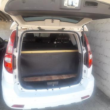offroad tekerler: Great Wall Hover H3, ağ rəngli, 7 yerlik SUV. Xüsusiyyətlər: - Geniş — 2