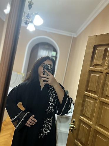 is batinka: Qara abaya – incə bəzəkli.Yenidir.Üzerinde baş örtüsü və kəməri var — 3