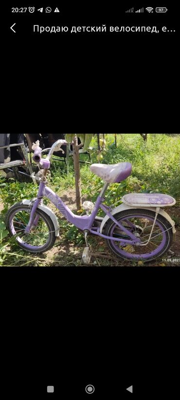 велосипеды для малышей: Продаю детский велосипед, есть дополнительные колёсики. На возраст 5-7