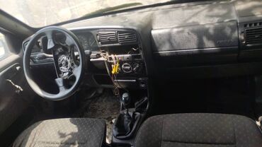 Volkswagen: Volkswagen Passat: 1994 г., 1.8 л, Механика, Бензин, Седан