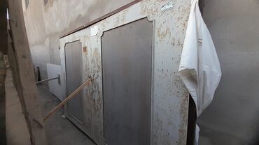 Digər tikinti materialları: Eni 3 metr. hündürlük 205 sm. qalın list və ağır darvazadır