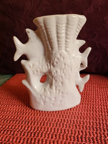 Figurice i makete: Figura vintaz nova porcelanska. Na figuri par tackica boja i — 6