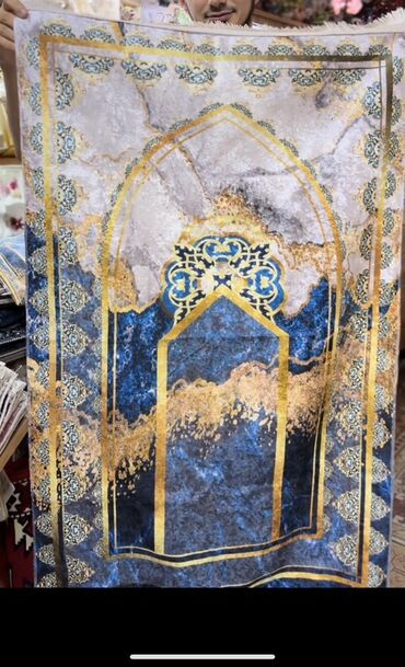 Колье: Çantali naxışlı namaz xalçası - Dizayn: Qızılı çərçivələr və mavi-boz