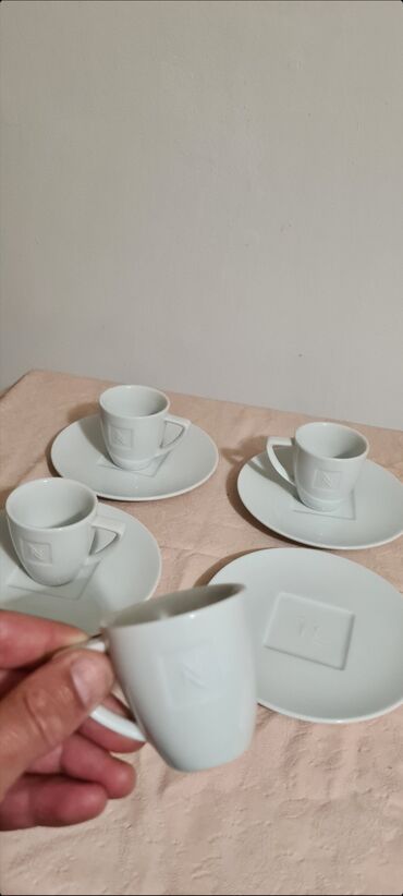 male čašice za rakiju: ★ Na prodaju servis od 4 malih šoljica sa tacnama Nespresso. -