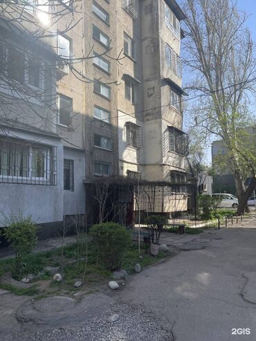 срочно продаётся 1 комнатная квартира в районе ошского рынка по улице кенсуйская: 1 комната, 32 м², 104 серия, 4 этаж, Старый ремонт