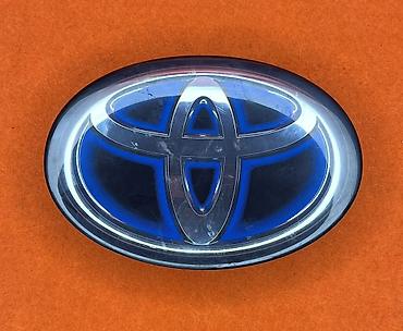 тойота значок: Эмблема Toyota с синей подложкой (гибридная серия), овальная — 1