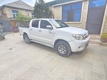 Avtomobil satışı: Toyota Hilux pikapı, etibarlı və güclü nəqliyyat vasitəsidir. Yük — 5