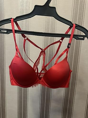 pull and: Бюстгальтер красного цвета Victoria’s Secret. - Мягкий сатиновый верх — 1