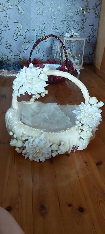 Xonçalar: Toy Nişan ücün dekorativ bəzəkli səbət, krem rəngli atlas parça və ağ — 6