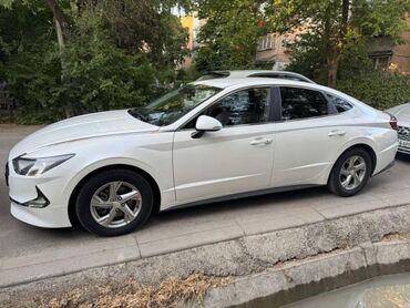 авто зеркала: Белый седан Hyundai Sonata, припаркованный на улице, представляет