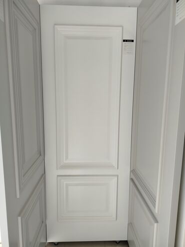 Otaq qapıları: Ağ rəngdə klassik üslubda hazırlanmış daxili qapı. Qapı iki ədəd