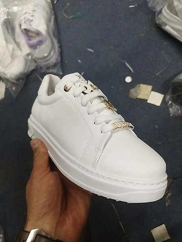 shoestar sandale: Beli kožni patike sa zlatnim detaljima i brendiranim elementima. Model — 3
