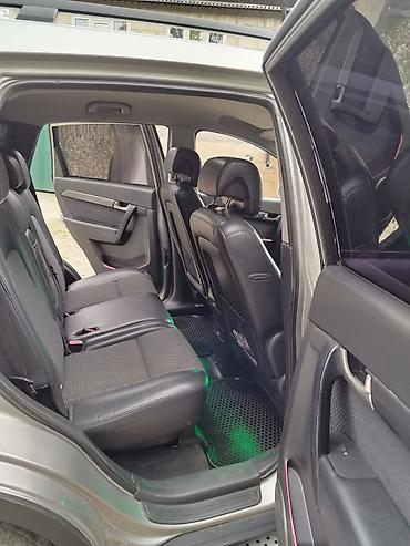 Chevrolet: Chevrolet Captiva, gümüş rəngli, 5 qapılı SUV. Əsas xüsusiyyətlər: - — 10