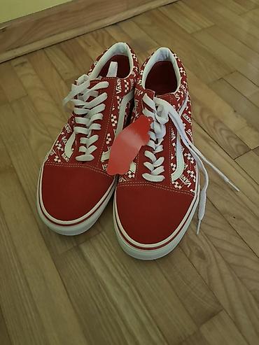 puške: Predstavljamo uniseks Vans Old Skool patike u crvenoj boji. Ove patike — 10