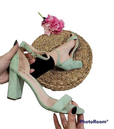 Sandale: 2700
36 do 41 — 5