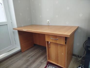 школьный столы: Письменный стол, Б/у, Дерево