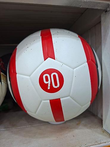 Toplar: Futbol topları 20-25 azn Məhsul təsviri: - Peşəkar oyuna və məşqlərə — 19