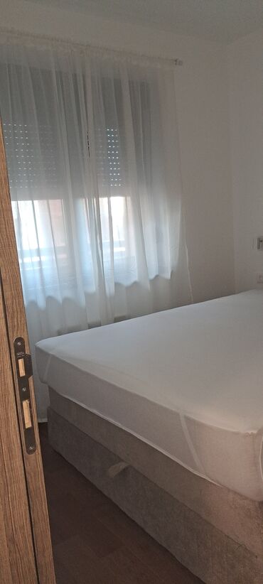 Kreveti: Ugradni TV panel sa dekorativnim lamelama + tapacirani francuski ležaj — 2