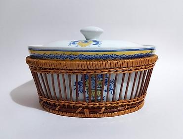 Kuhinjski setovi: Porcelanska posuda sa poklopcem + pletena korpa (set) Retka, stara — 2