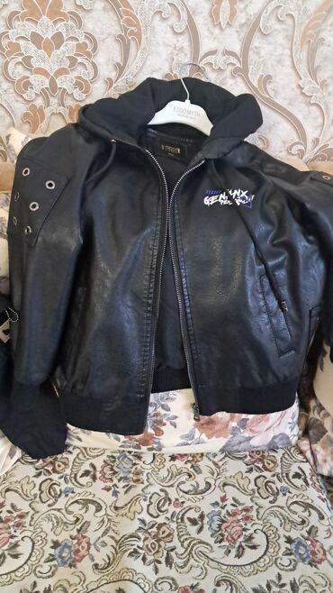 Sviterlər: Qara dəri görünümlü kapüşonlu gödəkçə - Brend etiketləri: YINARN