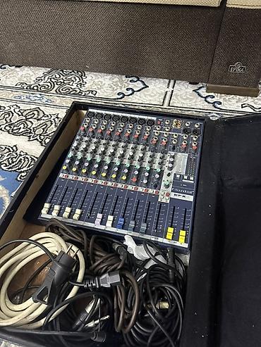 mono: Soundcraft EFX8 analoq miks pultu - 8 mono mikrofon/giriş kanalı + 2 — 4