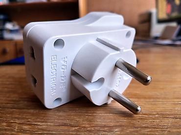 pdp limes: Ovaj putni adapter ("TUNA Travel adapter plug") omogućava — 3