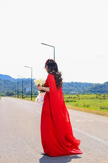 baş örtüsü: Qırmızı ziyafət/libas – uzun, axıcı şifon kənarlı “cape sleeve” — 2