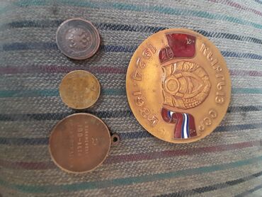 Значки, ордена и медали: Монеты медали находится в Токмаке
