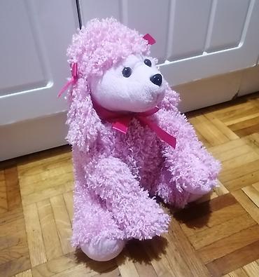 Plišani pudlica pas – roze - Mekani plišani pas u obliku pudlice, u