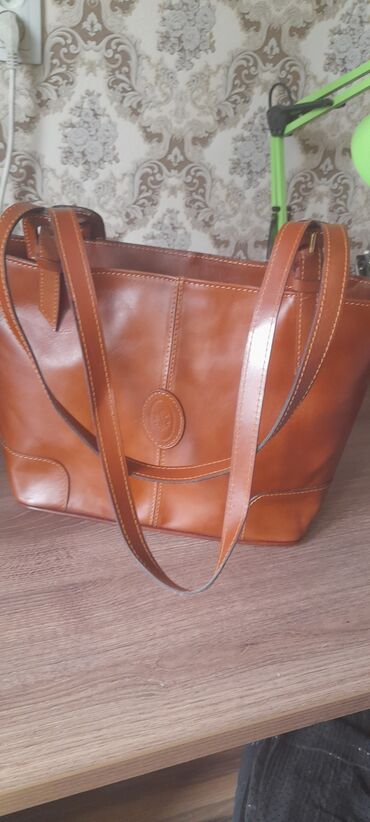 сумка коричневая: Продаю сумочку из натуральной кожи в идеальном(Италия) состоянии.Есть